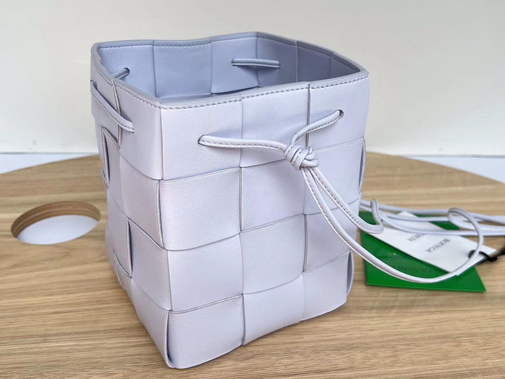 BOTTEGA VENETA SMALL CASSETTE BUCKET 18 IN PALE PURPLE CALFSKIN
