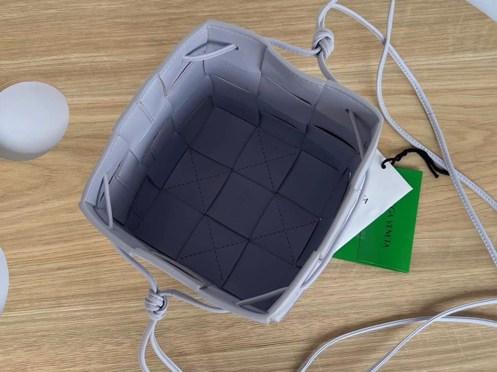 BOTTEGA VENETA SMALL CASSETTE BUCKET 18 IN PALE PURPLE CALFSKIN