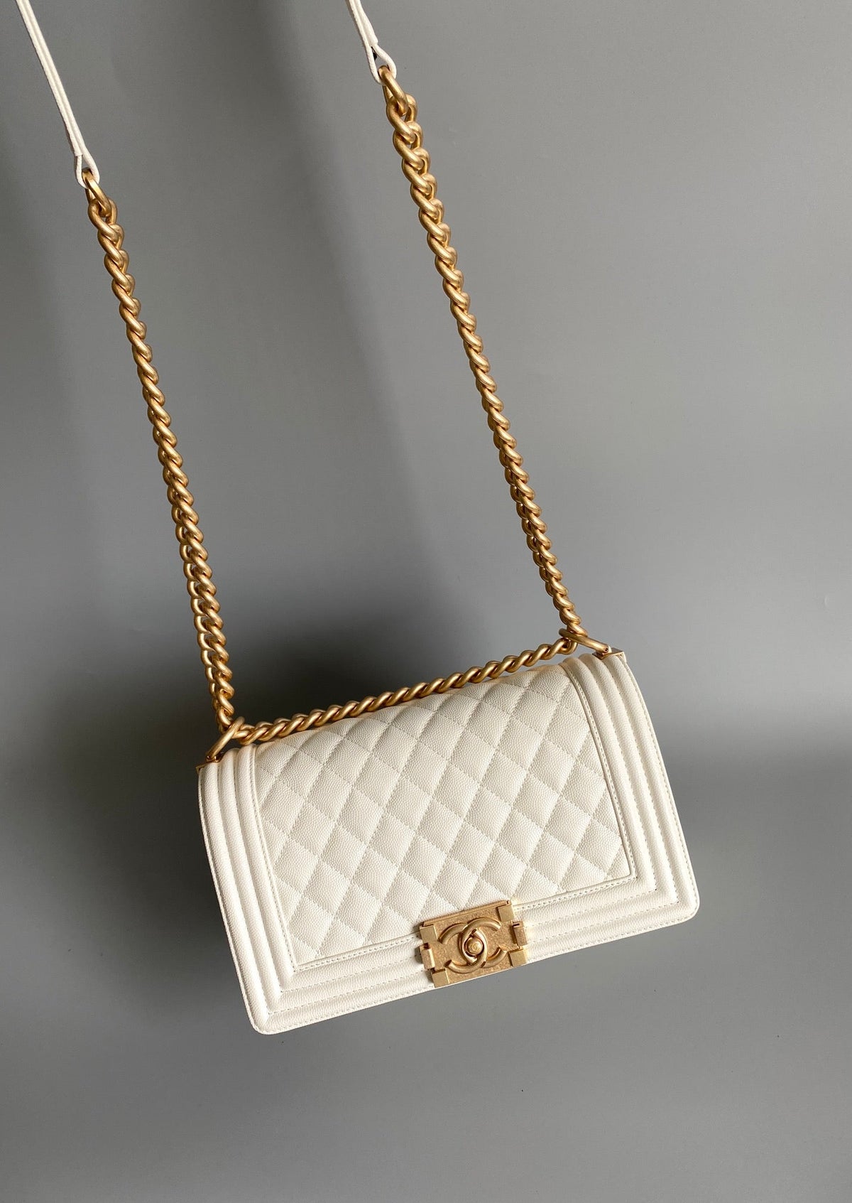 CHANEL MEDIUM 25 BOY BAG IN WHITE LAMBSKIN GOLD HARDWARE