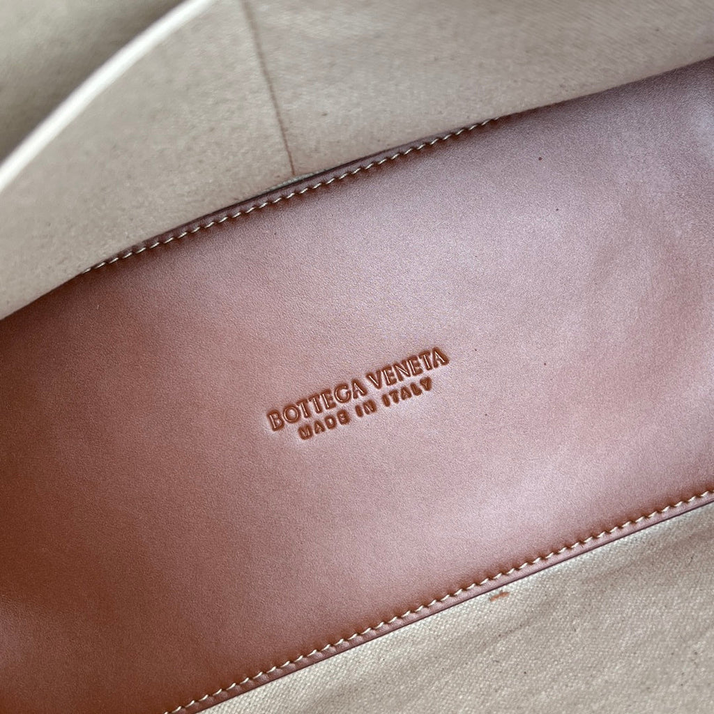 BOTTEGA VENETA MEDIUM ANDIAMO 32 IN WHITE BROWN CALFSKIN AND CANVAS
