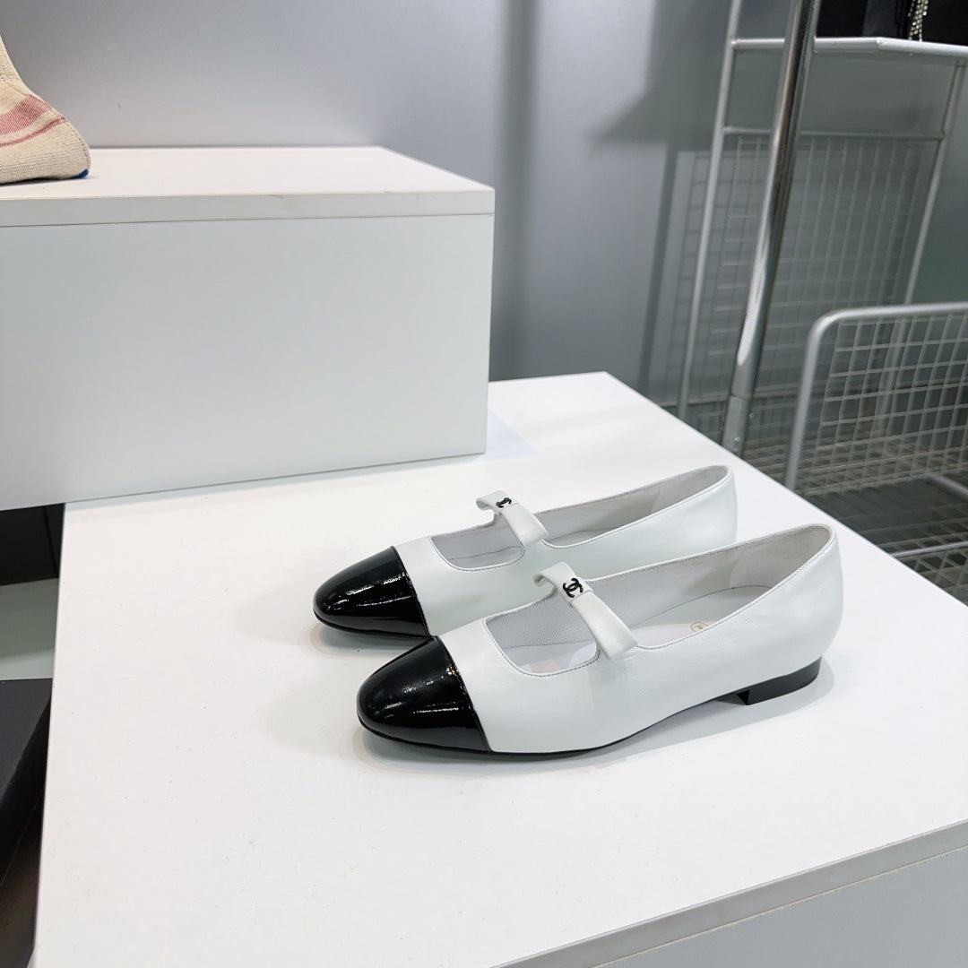 CHANEL FLAT MARY JANE SHOES 25S IN WHITE LAMBSKIN MIX BLACK GLOSSY WITH BOW