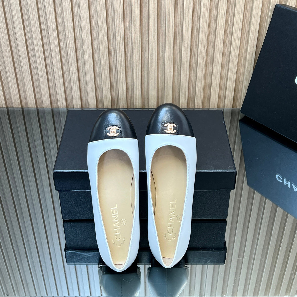 CHANEL 25S BALLET FLATS IN WHITE AND BLACK LAMBSKIN GOLD HARDWRE