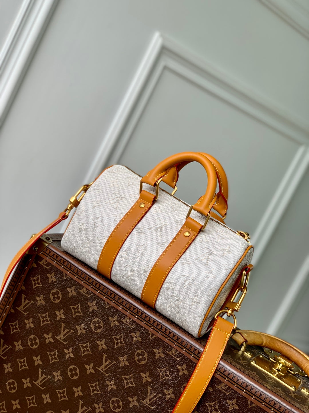 LOUIS VUITTON KEEPALL BANDOULIÈRE 25 IN WHITE MONOGRAM HERITAGE CANVAS BRWON CALFSKIN