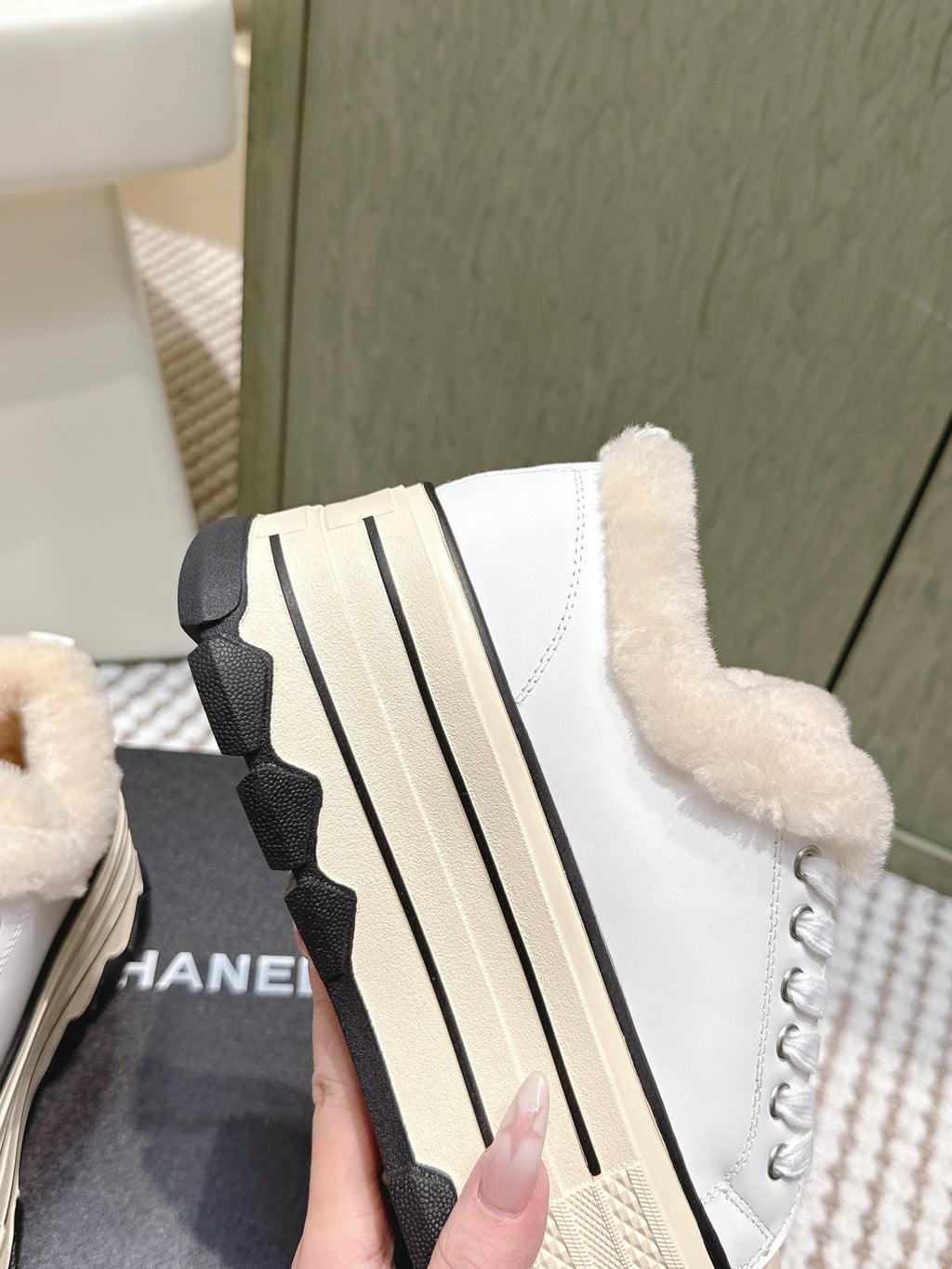 CHANEL 25S THICK-SOLE SNEAKERS 60MM IN WHITE AND BEIGE CALFSKIN WITH FUR LINING