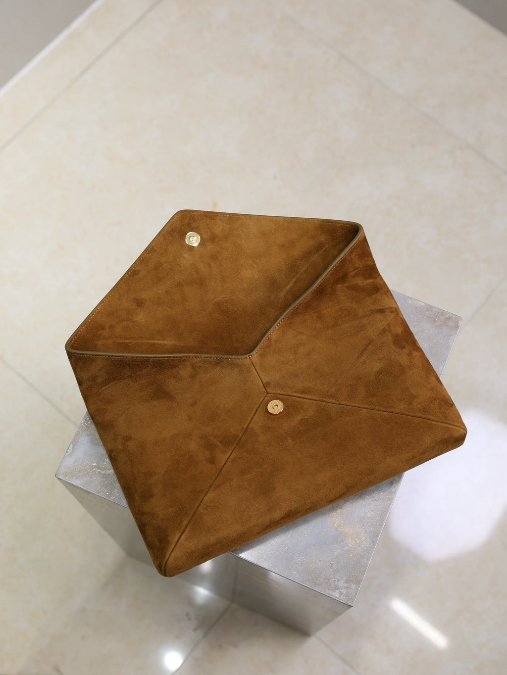 YSL 25S CASSANDRE LARGE ENVELOPE POUCH 29 IN BURNT UMBER SUEDE GOLD HARDWARE