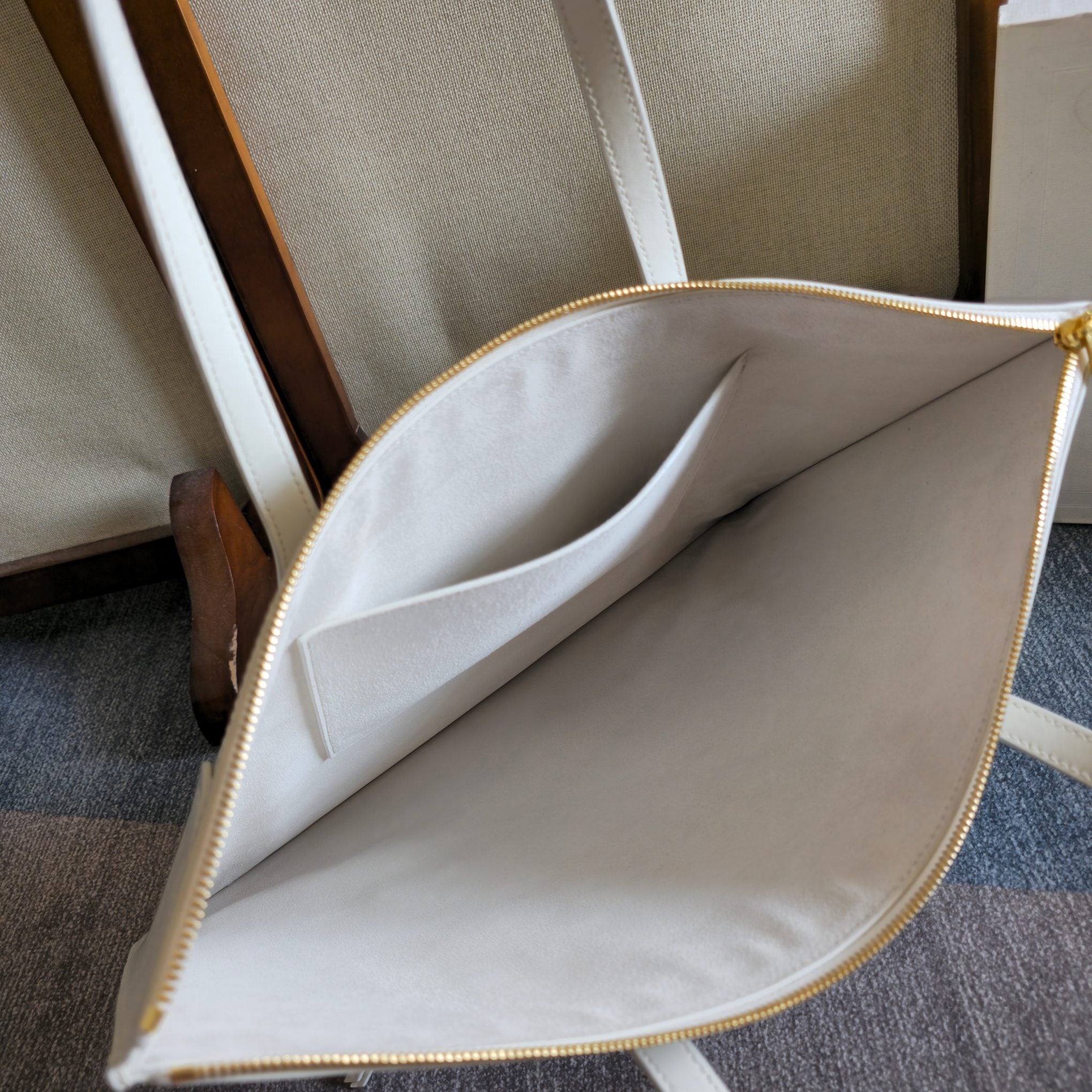 CELINE 25S FLAT CABAS NEW LUGGAGE 44MM IN WHITE GLOSSY CALFSKIN