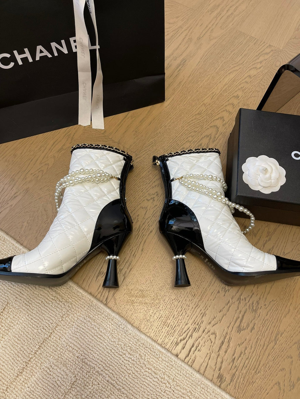 CHANEL HIGH HEELS 8CM BOOTS IN WHITE MIX BLACK CALFSKIN WITH PEARL CHAIN