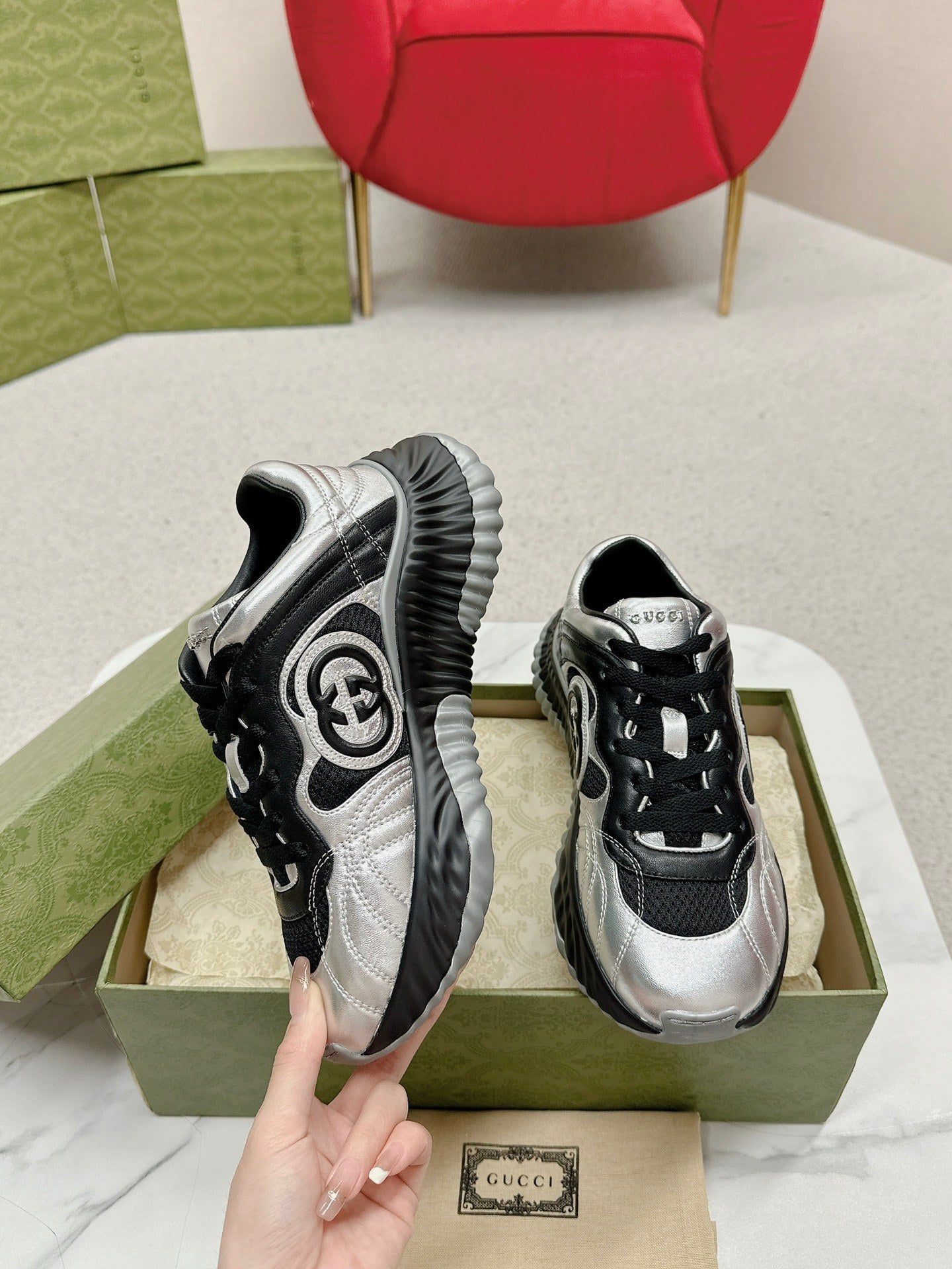 GUCCI RIPPLE TRAINER LIGHT SILVER AND BLACK LAMBSKIN