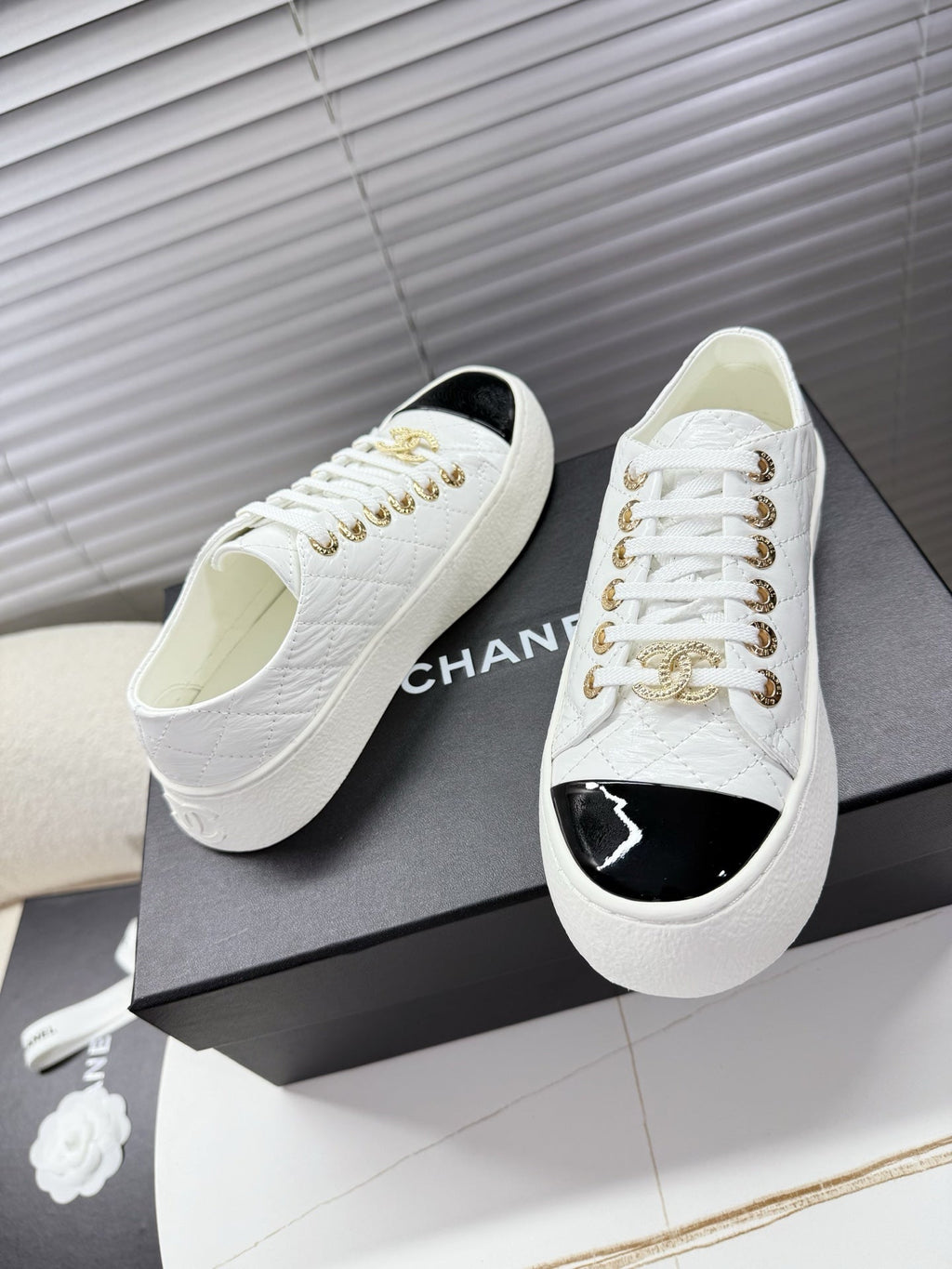 CHANEL 25S TRAINERS WHITE AND BLACK 35MM IN CALFSKIN