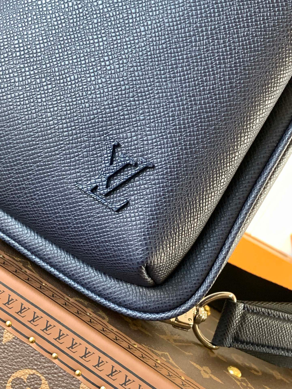 LOUIS VUITTON AVENUE SLINGBAG 31 IN NAVY BLUE TAIGA LEATHER