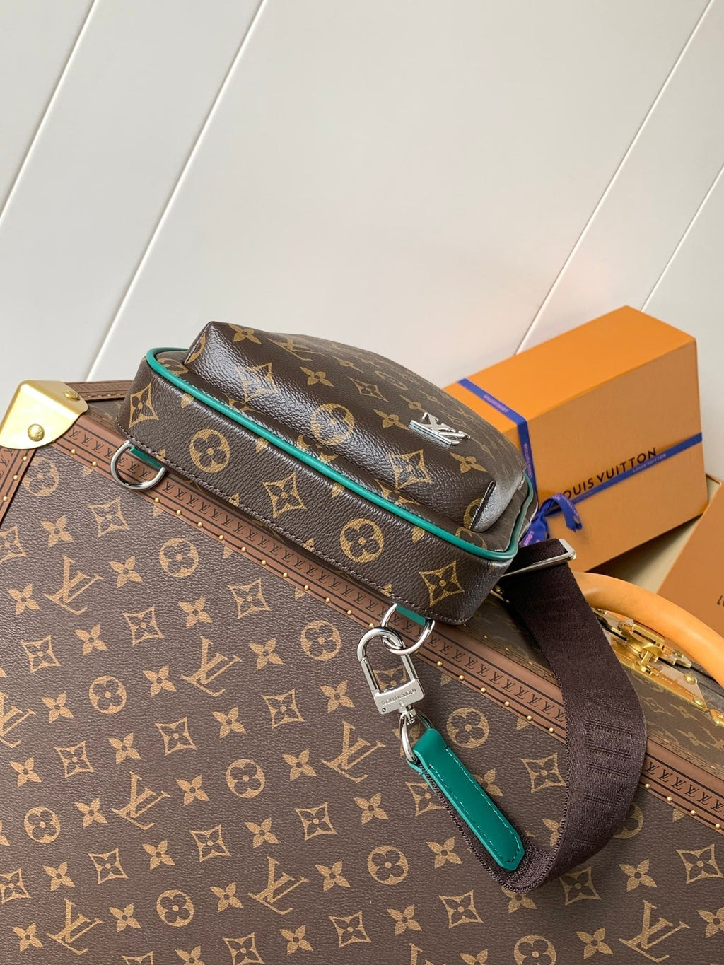 LOUIS VUITTON AVENUE SLINGBAG 31 IN BROWN MIX GREEN DAMIER GRAPHITE CANVAS