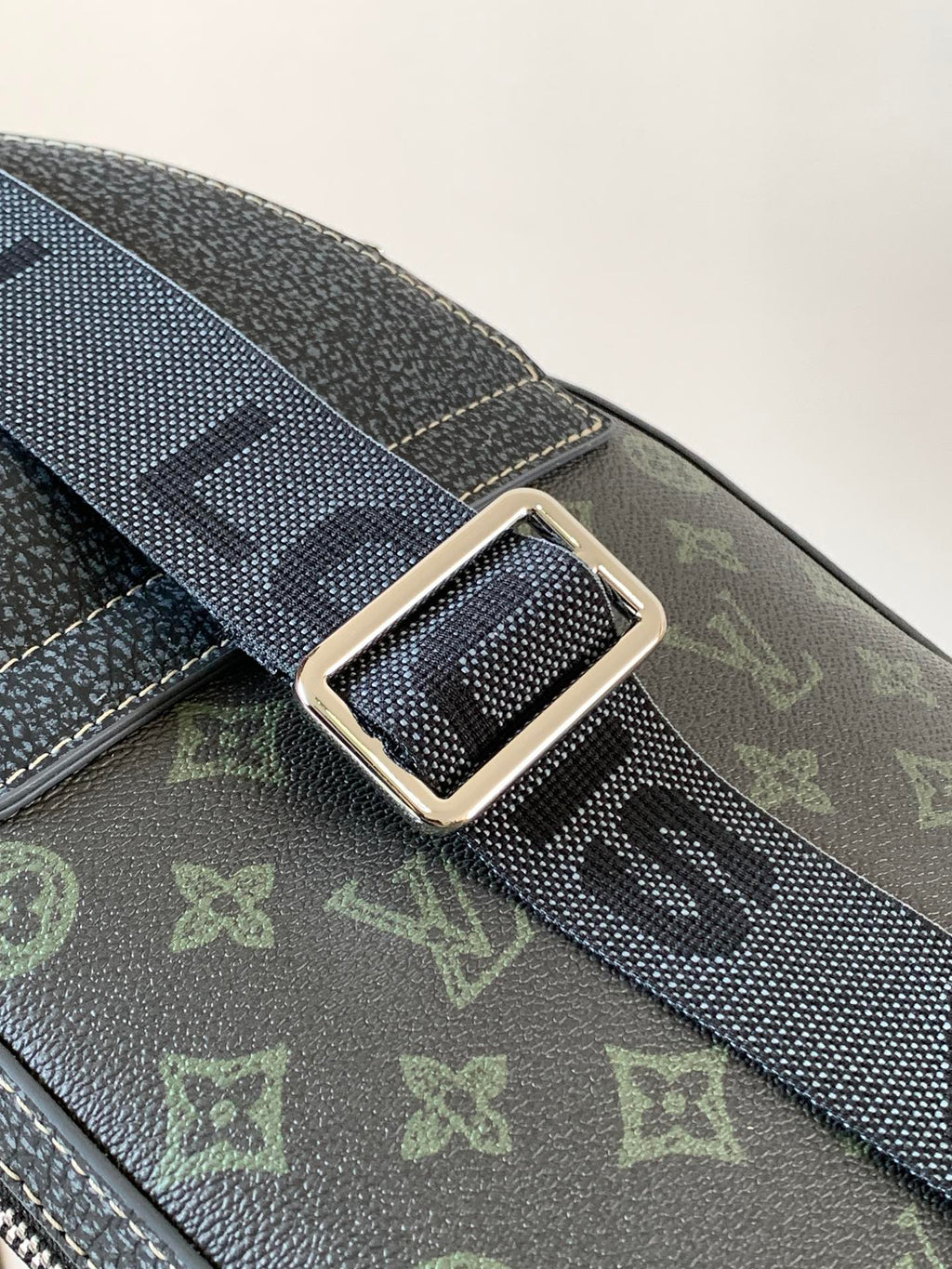 LOUIS VUITTON AVENUE SLINGBAG 31 IN BLACK MONOGRAM CANVAS WITH BROWN LOGO