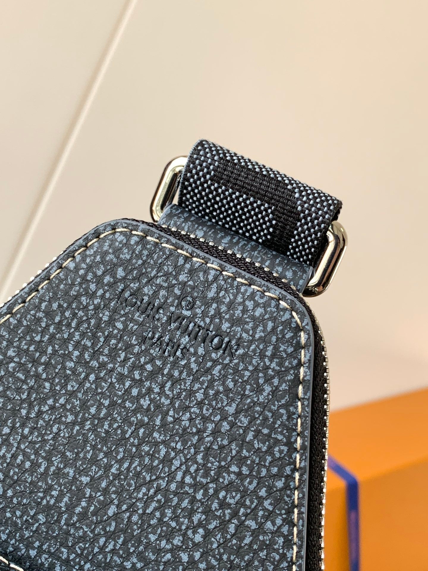 LOUIS VUITTON AVENUE SLINGBAG 31 IN BLACK MONOGRAM CANVAS WITH BROWN LOGO