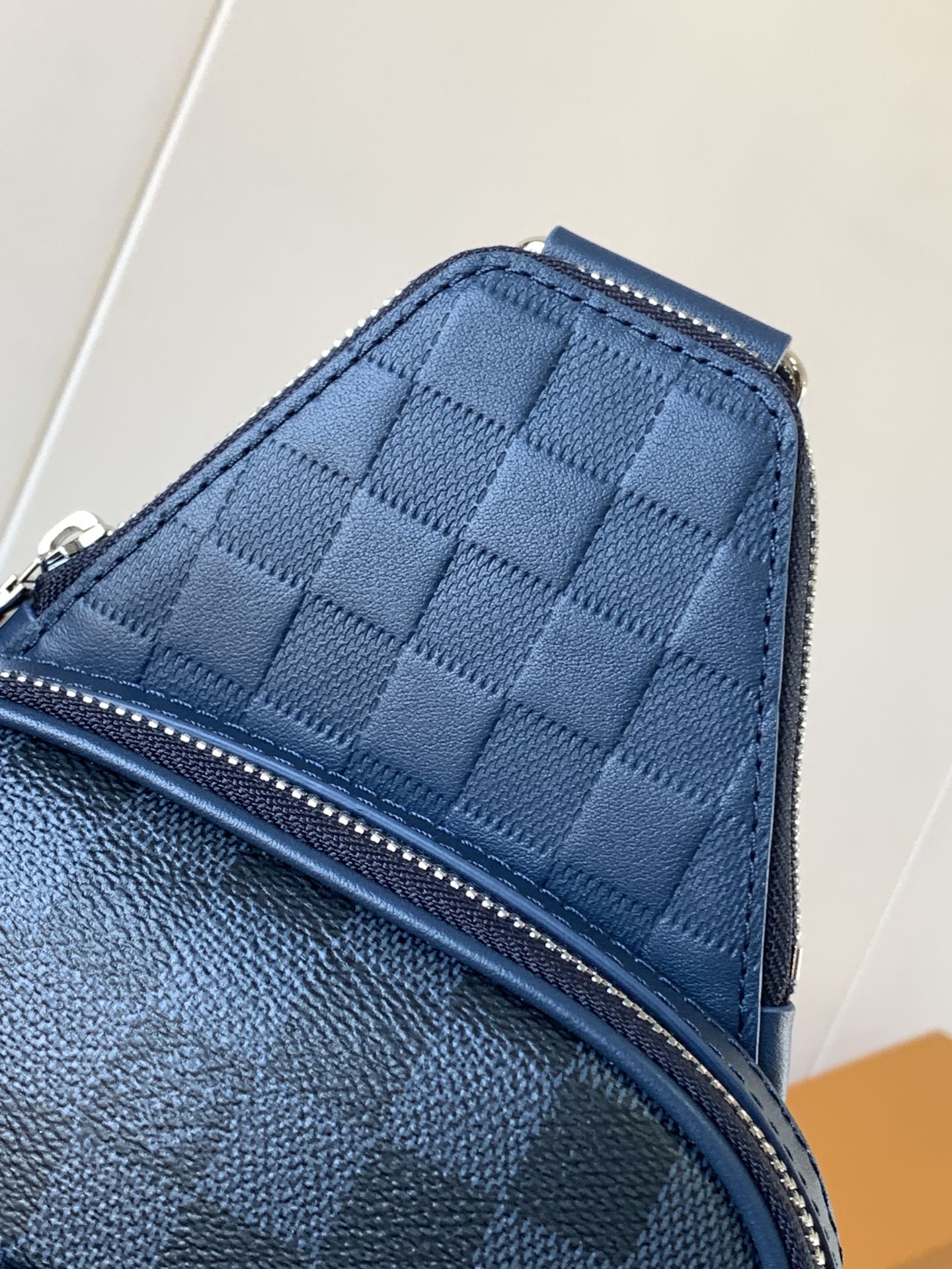 LOUIS VUITTON AVENUE SLINGBAG 31 IN NAVY BLUE TAIGA LEATHER WITH WHITE LOGO PRINTED