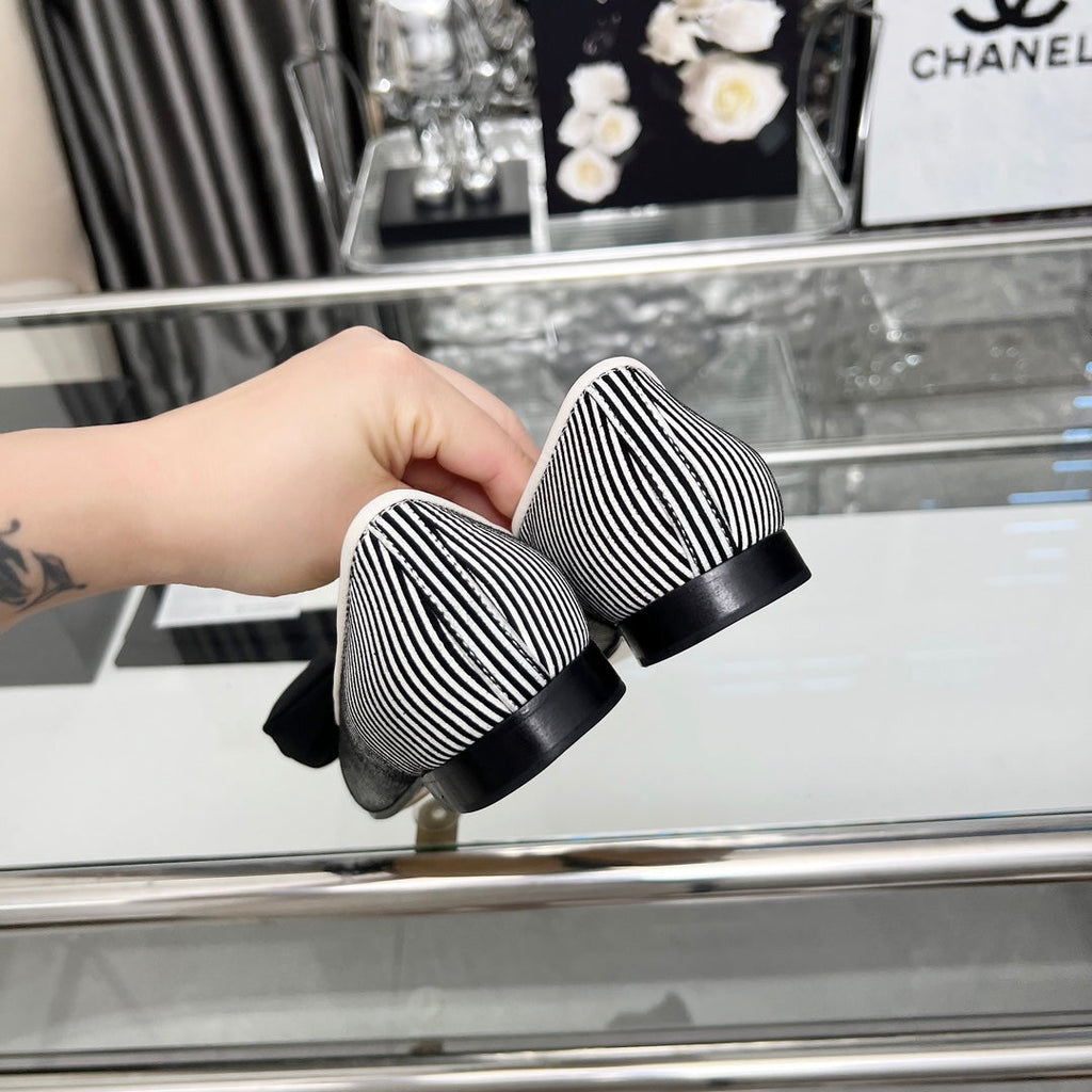 CHANEL 25S ROUND TOE BALLET FLATS WITH A BOW IN STRIPED PATTERN CALFSKIN