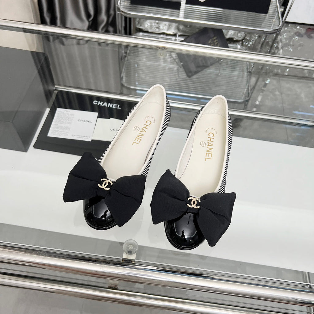 CHANEL 25S ROUND TOE BALLET FLATS WITH A BOW IN STRIPED PATTERN CALFSKIN