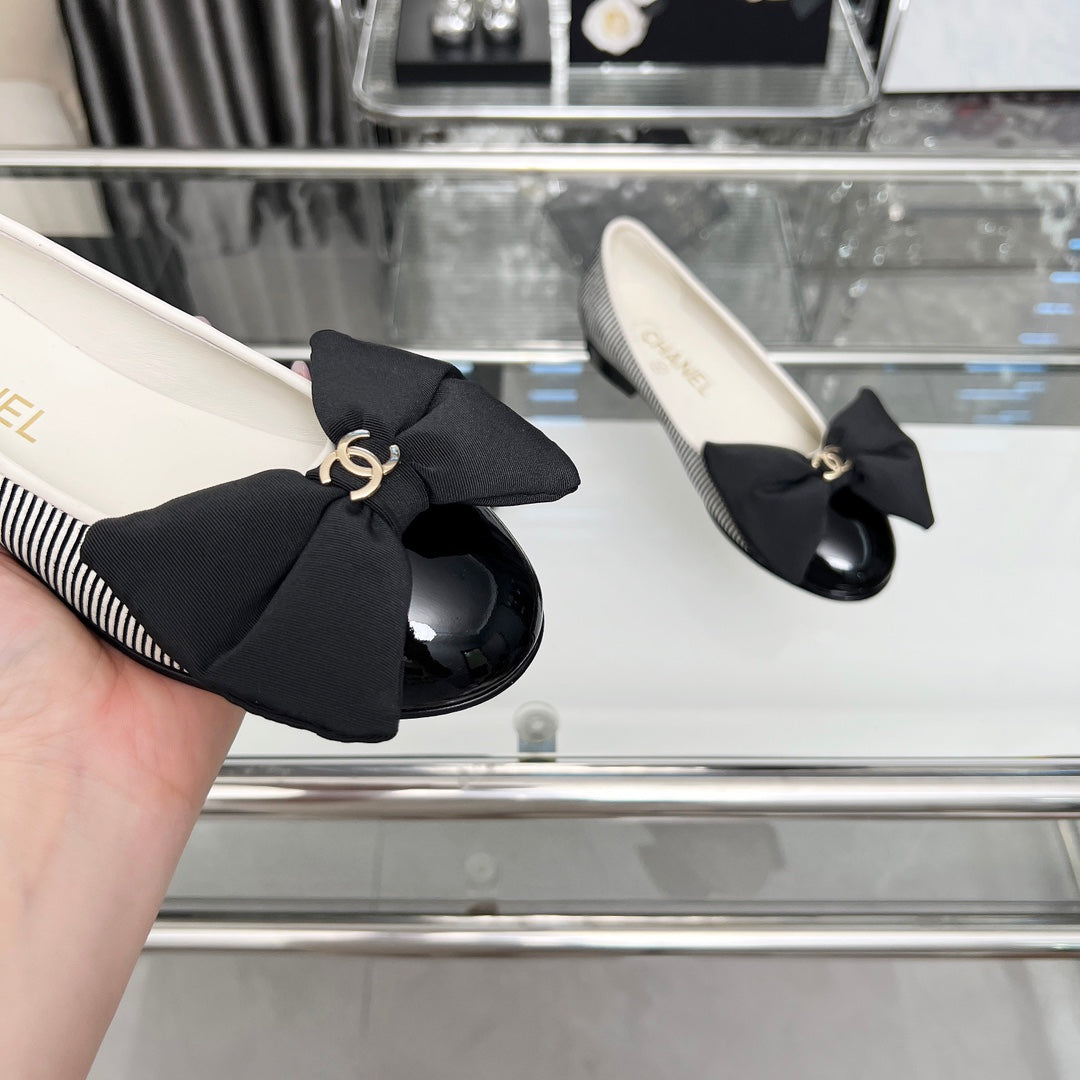 CHANEL 25S ROUND TOE BALLET FLATS WITH A BOW IN STRIPED PATTERN CALFSKIN