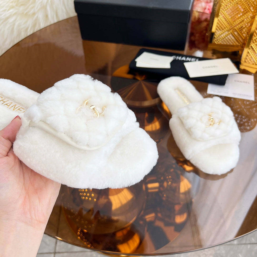 CHANEL 25S FUR SLIPPERS IN WHITE LOGO GOLD HARDWRE