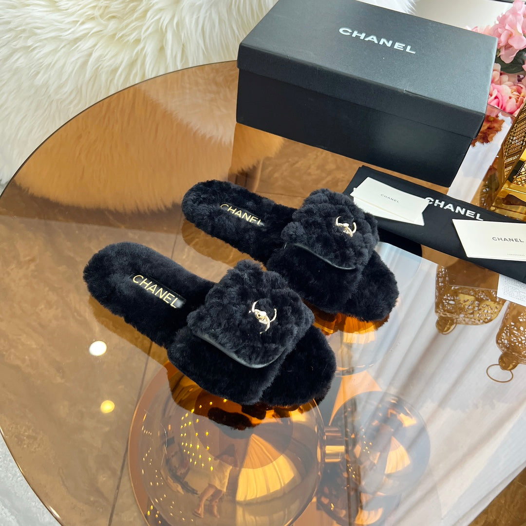 CHANEL 25S FUR SLIPPERS IN BLACK LOGO GOLD HARDWRE