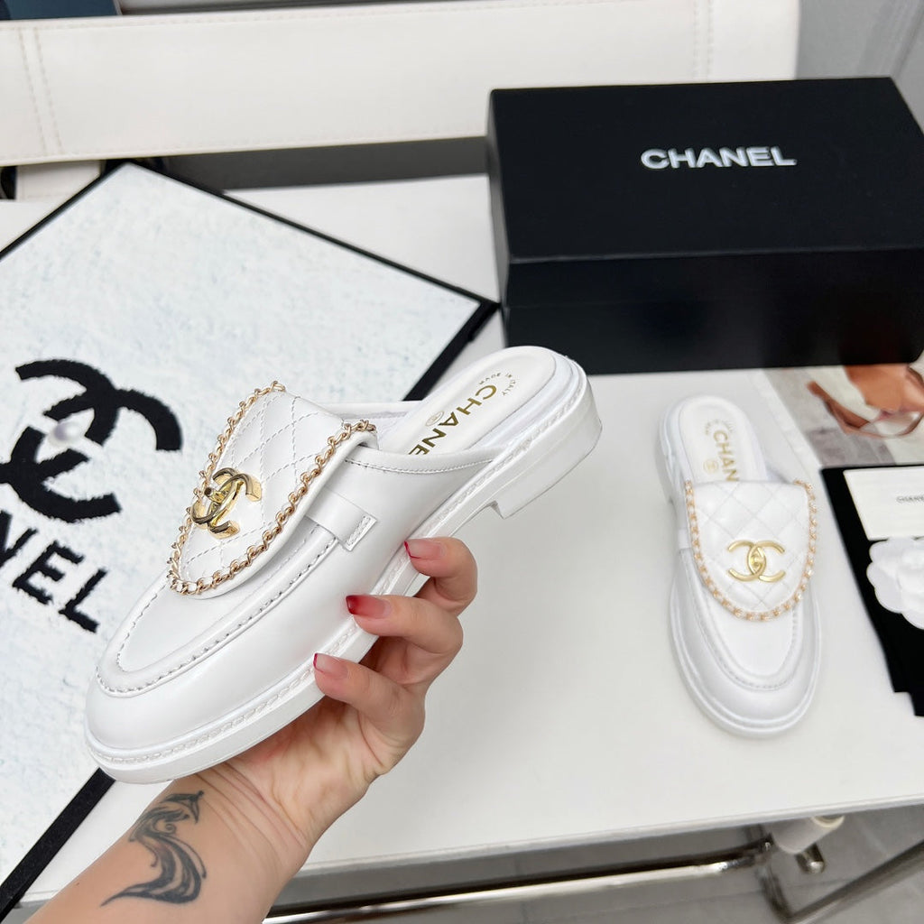 CHANEL 25S MULES WITH CHAIN DETAIL IN WHITE CALFSKIN GOLD HARDWRE