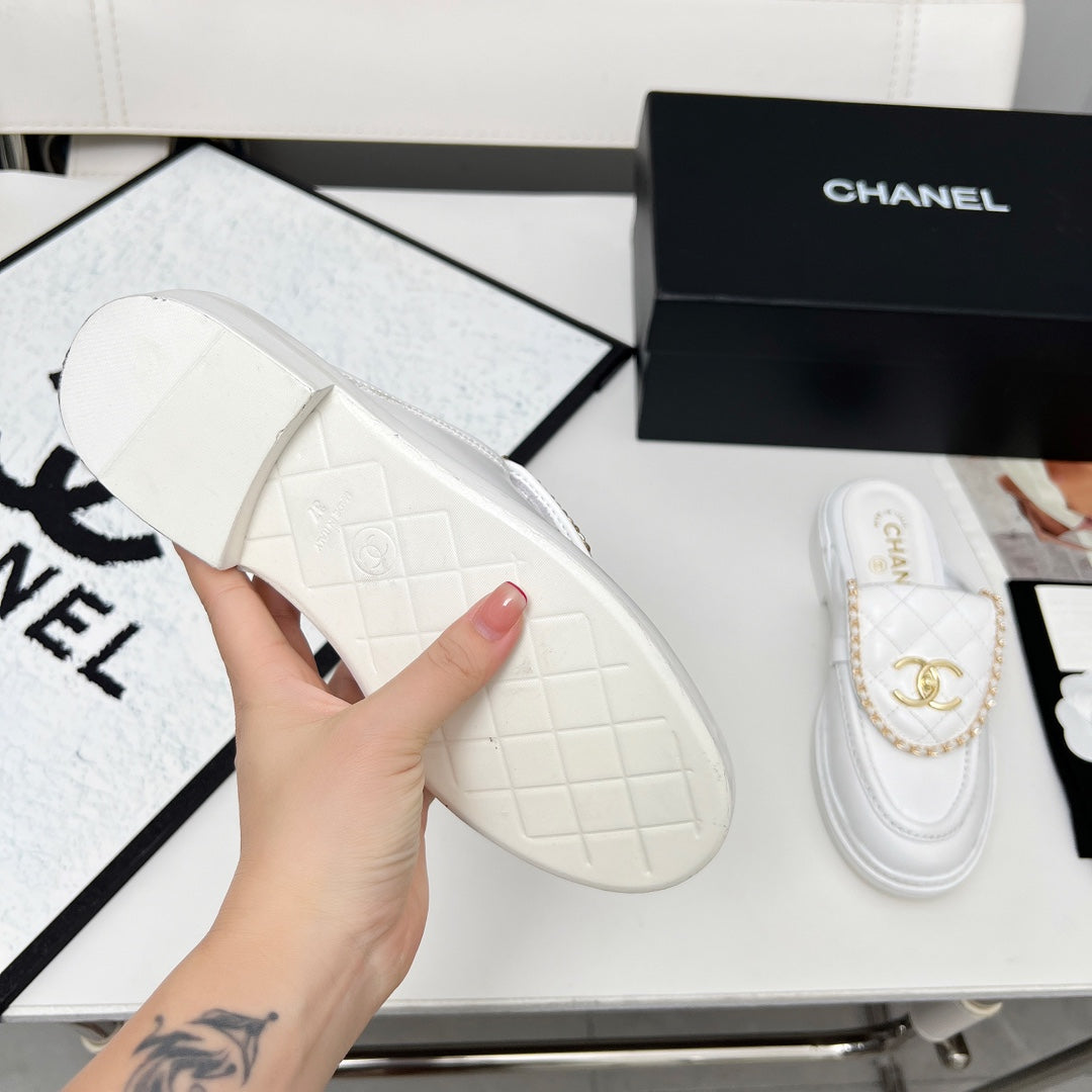 CHANEL 25S MULES WITH CHAIN DETAIL IN WHITE CALFSKIN GOLD HARDWRE