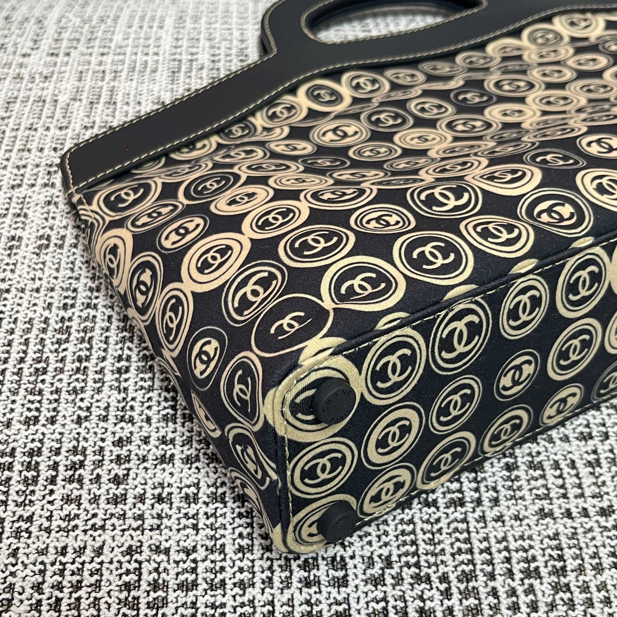 CHANEL 25S SHOPPING BAG 46 CM IN BLACK MIX BEIGE CANVAS PRINTED LOGO