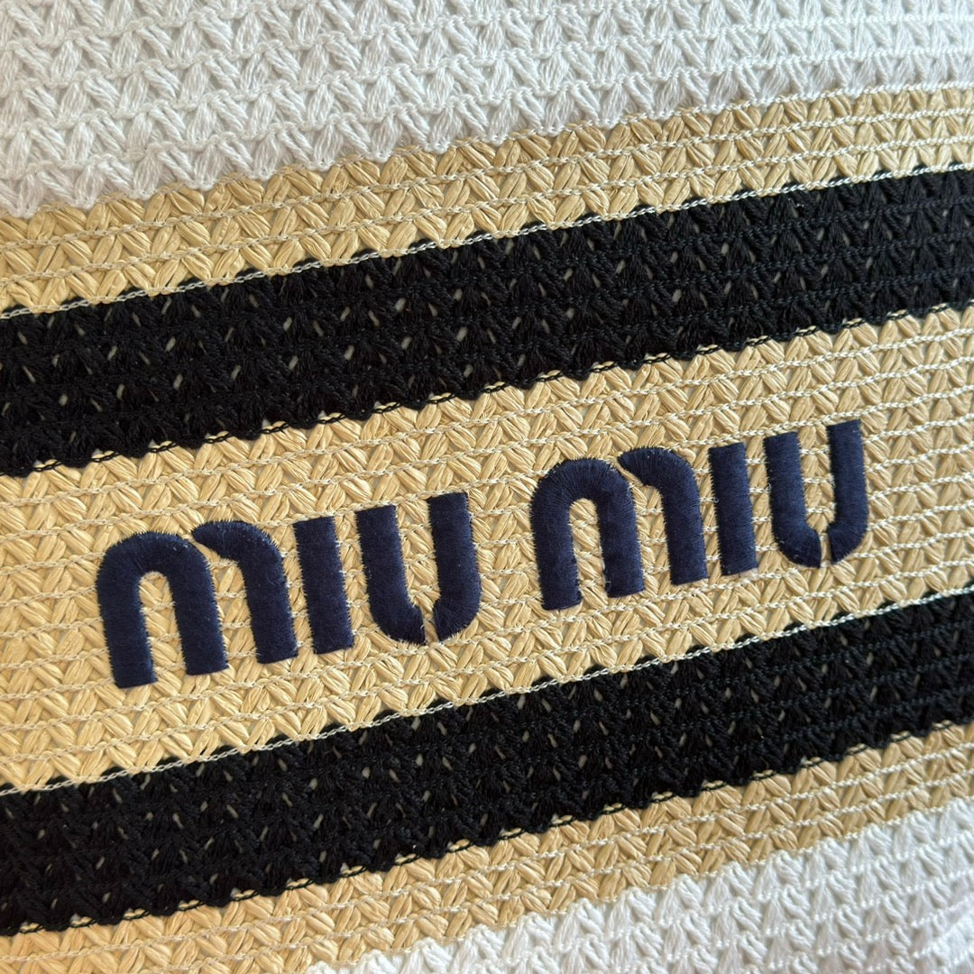 TOTE BAG 40 IN STRIPED PATTERN OF WHITE BEIGE AND BLACK WOVEN RAFFIA