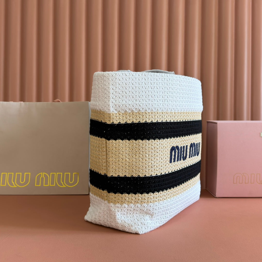TOTE BAG 40 IN STRIPED PATTERN OF WHITE BEIGE AND BLACK WOVEN RAFFIA