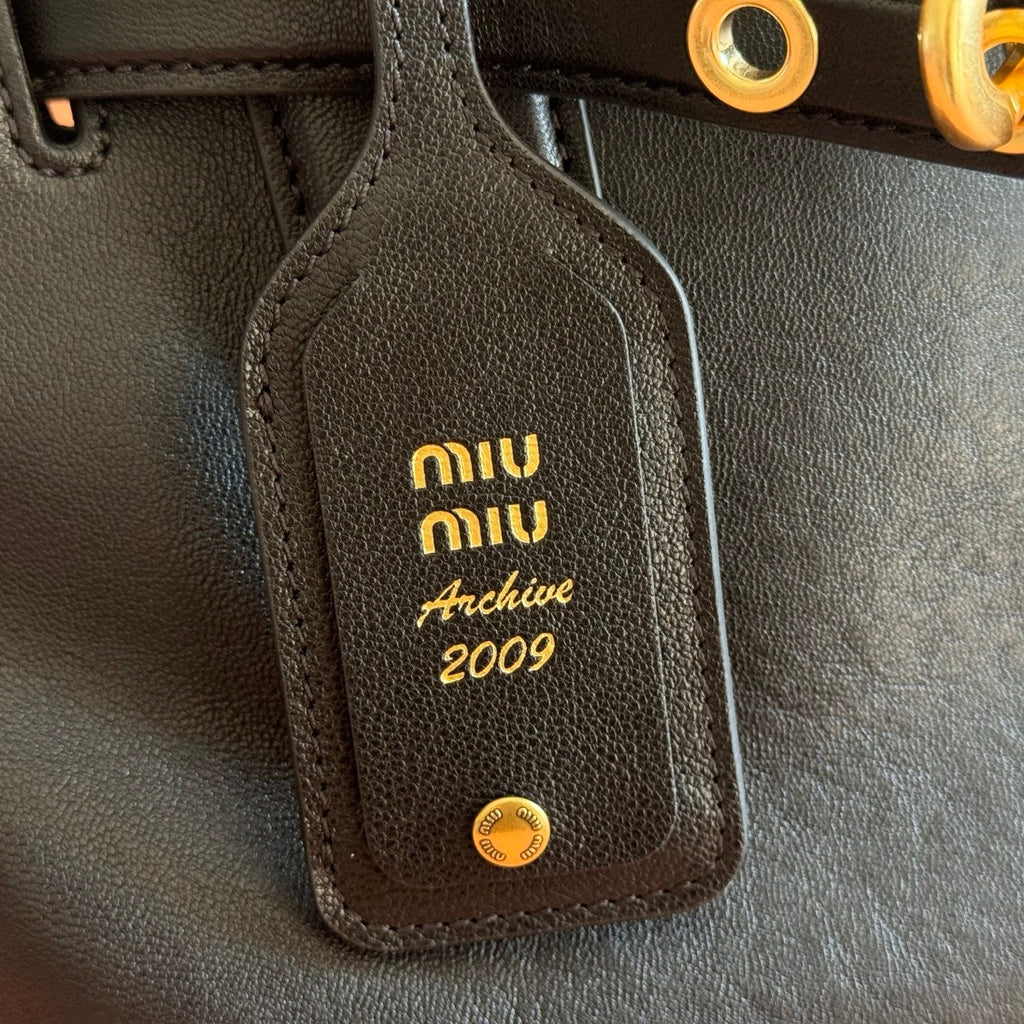 MIUMIU 26S BORSA AVENTURE BAG 30 IN BLACK CALFSKIN GOLD HARDWARE