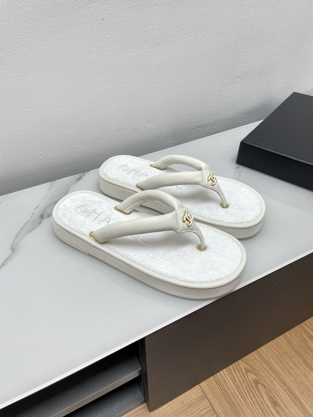 CHANEL THONG SLIPPERS IN WHITE LAMBSKIN