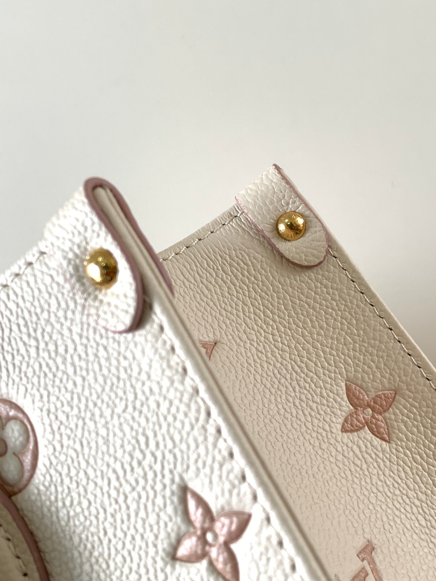 LOUIS VUITTON ONTHEGO 25 IN WHITE AND PINK MONOGRAM CALFSKIN