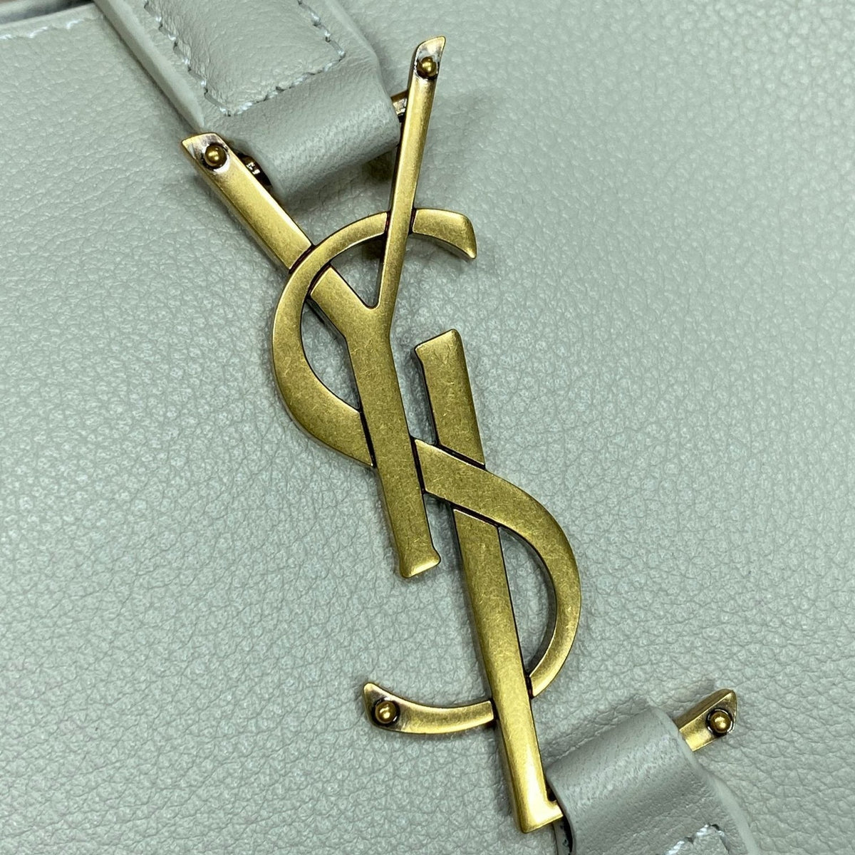 LE 5 À 7 SMALL SUPPLE 22 IN WHITE CALFSKIN GOLD BUCKLE