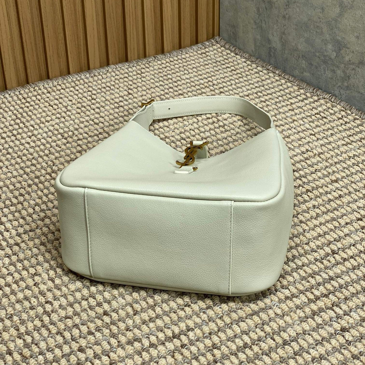LE 5 À 7 SMALL SUPPLE 22 IN WHITE CALFSKIN GOLD BUCKLE