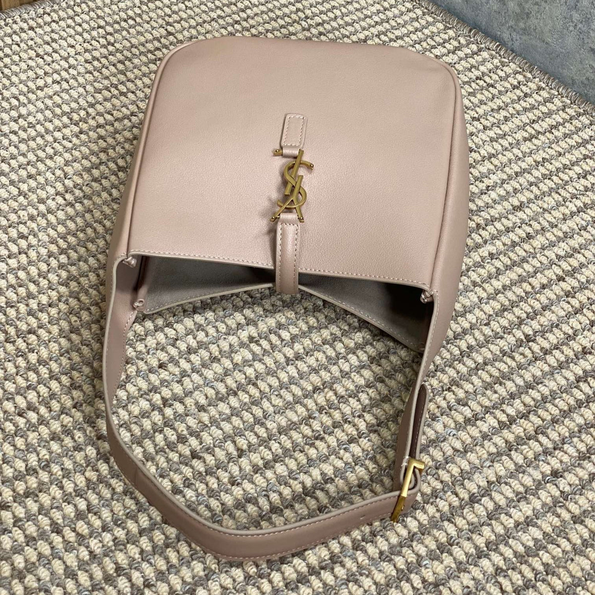 LE 5 À 7 SMALL SUPPLE 22 IN BABBY PINK CALFSKIN GOLD BUCKLE