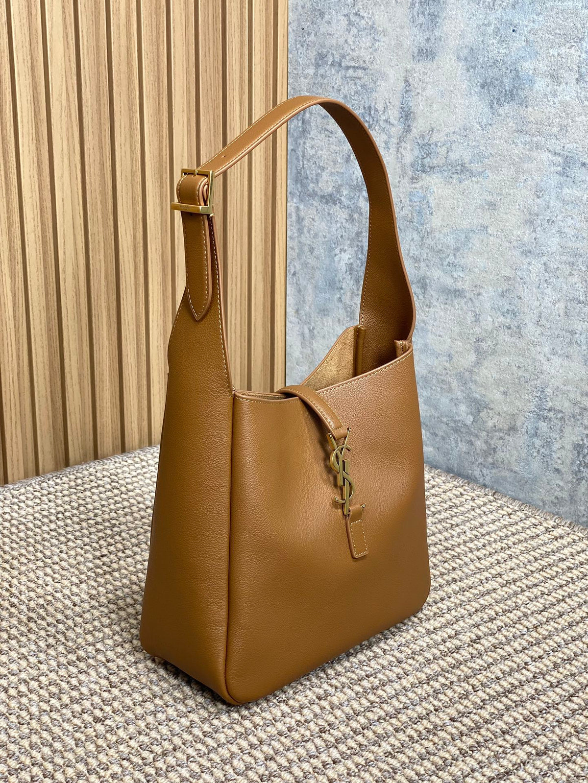LE 5 À 7 SMALL SUPPLE 22 IN TORTILLA BROWN CALFSKIN GOLD BUCKLE
