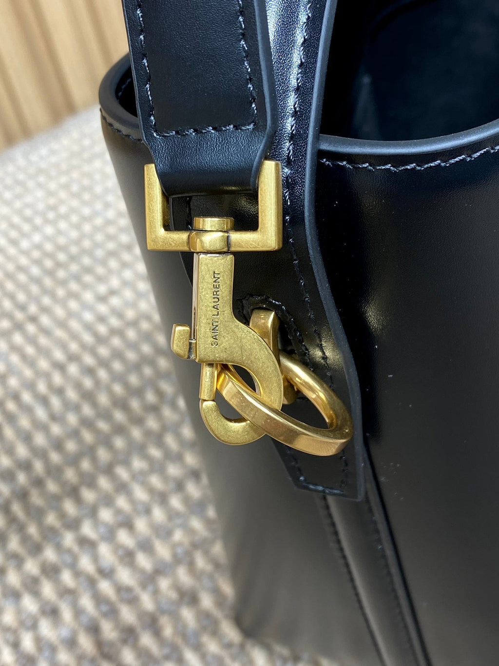 LE 37 SMALL BUCKET BAG 20 IN BLACK CALFSKIN GOLD HARDWARE