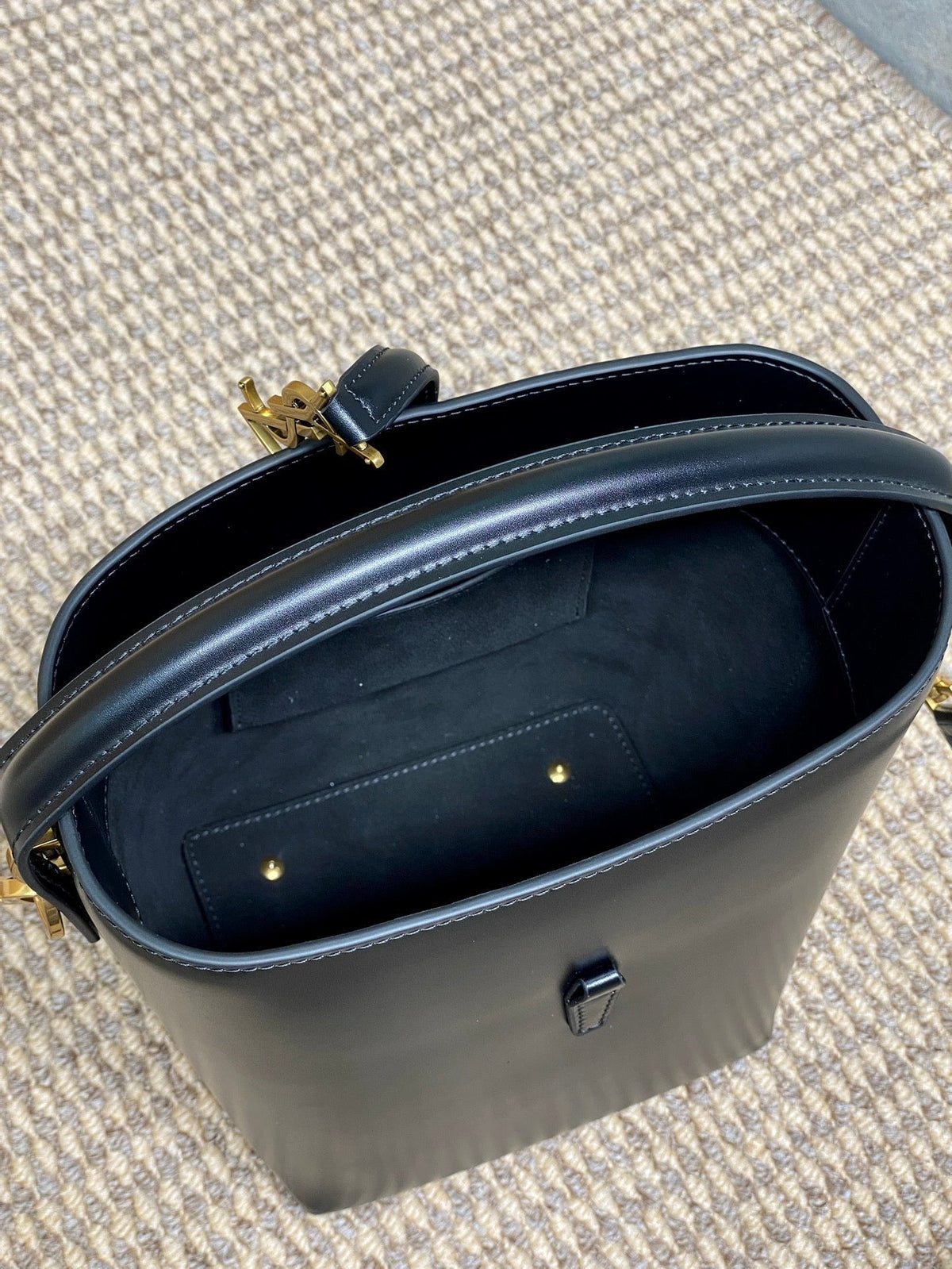 LE 37 SMALL BUCKET BAG 20 IN BLACK CALFSKIN GOLD HARDWARE