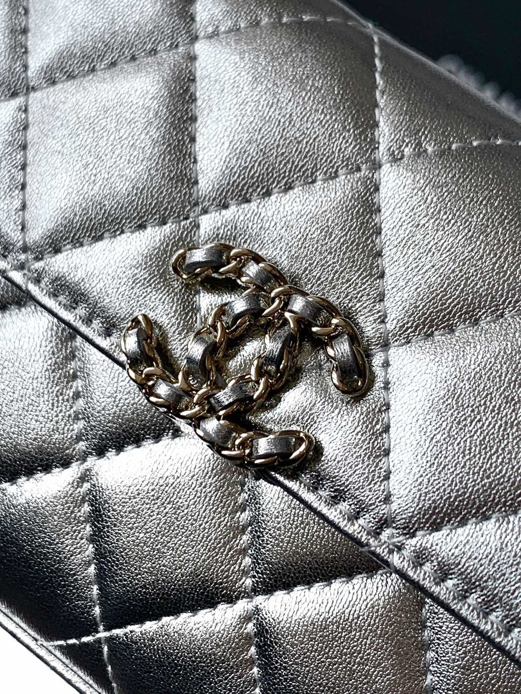 CHANEL 25S KELLY BAG 18 IN SILVER METALLIC LAMBSKIN WITH GOLD HARDWARE STYLE 1