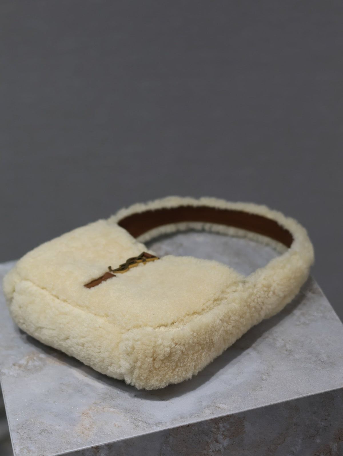 LE 5 À 7 MINI BAG 19 IN CREAM SHEARLING AND BROWN CALFSKIN TRIM