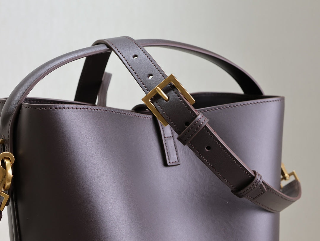 LE 37 MEDIUM BUCKET BAG 26 IN BRUNETTE BROWN CALFSKIN GOLD HARDWARE