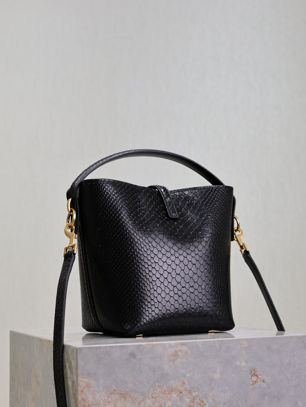 YSL 25S LE 37 20 IN BLACK SNAKE EMBOSSED CALFSKIN GOLD HARDWRE